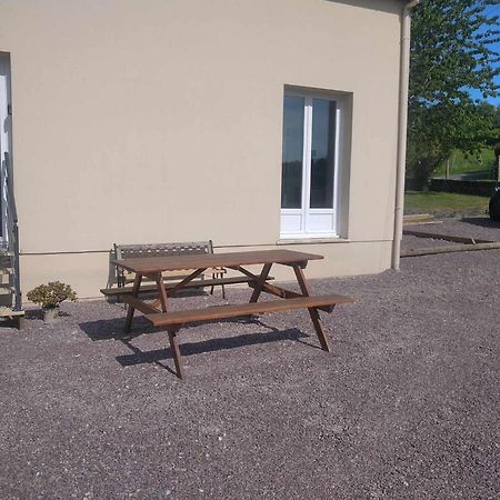 L Etablissement Gold Beach Propose 1 Hebergement , Maison 80M2 Avec Terrain 500M2, Parking Prive A 4 Min Du Port Artificiel D Arromanches, Services Accueil Personnalise, Lits Faits, Serviettes, Menage, Netflix, Wifi Ryes Dış mekan fotoğraf