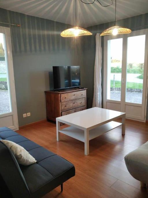 L Etablissement Gold Beach Propose 1 Hebergement , Maison 80M2 Avec Terrain 500M2, Parking Prive A 4 Min Du Port Artificiel D Arromanches, Services Accueil Personnalise, Lits Faits, Serviettes, Menage, Netflix, Wifi Ryes Dış mekan fotoğraf