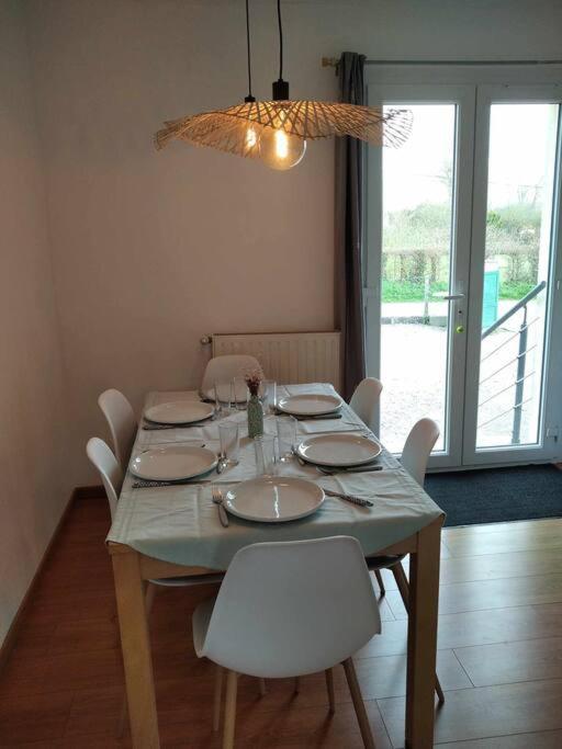 L Etablissement Gold Beach Propose 1 Hebergement , Maison 80M2 Avec Terrain 500M2, Parking Prive A 4 Min Du Port Artificiel D Arromanches, Services Accueil Personnalise, Lits Faits, Serviettes, Menage, Netflix, Wifi Ryes Dış mekan fotoğraf